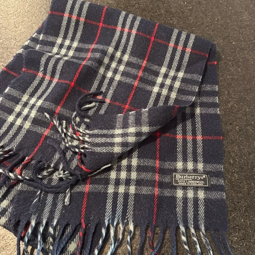EUC Burberrys vintage scarf made in London 💯 Lambswool Dry Clean Only